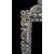 Cornice in argento sbalzato con motivi rocaille.