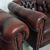 Coppia di poltrone inglese chesterfield vintage originale in pelle marrone 