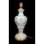 Lampada in vetro opaline con decoro floreale e dettagli in oro.