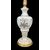Lampada in vetro opaline con decoro floreale e dettagli in oro.