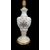 Lampada in vetro opaline con decoro floreale e dettagli in oro.