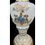 Lampada in vetro opaline con decoro floreale e dettagli in oro.