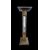 Colonna portavaso in legno di noce a sezione quadrata.