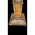 Colonna portavaso in legno di noce a sezione quadrata.