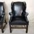 Coppia di poltrone inglese bergere in pelle nera del XX secolo 