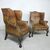 Antica coppia di poltrone chesterfield Wing Back o bergere inglese originale marrone cognac 