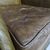 Antica coppia di poltrone chesterfield Wing Back o bergere inglese originale marrone cognac 