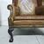 Antica coppia di poltrone chesterfield Wing Back o bergere inglese originale marrone cognac 