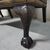 Antica coppia di poltrone chesterfield Wing Back o bergere inglese originale marrone cognac 