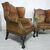 Antica coppia di poltrone chesterfield Wing Back o bergere inglese originale marrone cognac 