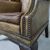 Antica coppia di poltrone chesterfield Wing Back o bergere inglese originale marrone cognac 