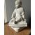 Scultura di un bambino in marmo bianco