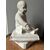 Scultura di un bambino in marmo bianco