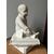Scultura di un bambino in marmo bianco