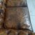 Antico divano 2 posti chesterfield modello club inglese originale in pelle marrone cognac 