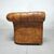 Antico divano 2 posti chesterfield modello club inglese originale in pelle marrone cognac 