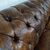 Antico divano 2 posti chesterfield modello club inglese originale in pelle marrone cognac 