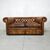 Antico divano 2 posti chesterfield modello club inglese originale in pelle marrone cognac 