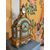 Orologio in bronzo dorato con ricche applicazioni in porcellana di Sevres