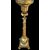 Lampada in bronzo con base quadrata e quattro piedi.