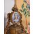 Orologio in bronzo dorato con ricche applicazioni in porcellana di Sevres