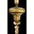 Lampada in bronzo con base quadrata e quattro piedi.