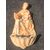 Acquasantiera in porcellana bisquit con figura di Madonna con Bambino e San Giovannino in monocromia ocra.Germania.