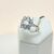 Anello in oro bianco con diamante centrale taglio smeraldo e diamanti