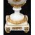 Coppia di cassolette/Vasi antichi Napoleone III in marmo bianco statuario e bronzo dorato. Francia XIX secolo.