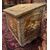 AL322 - Porta-legna rivestito in lamierino sbalzato, epoca '800, misure cm L 61 x P 44 x H 52