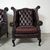 Coppia di poltrone chesterfield Queen Anne vintage inglese originale in pelle bordeaux anticato 