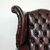 Coppia di poltrone chesterfield Queen Anne vintage inglese originale in pelle bordeaux anticato 