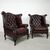 Coppia di poltrone chesterfield Queen Anne vintage inglese originale in pelle bordeaux anticato 