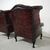 Coppia di poltrone chesterfield Queen Anne vintage inglese originale in pelle bordeaux anticato 