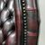 Coppia di poltrone chesterfield Queen Anne vintage inglese originale in pelle bordeaux anticato 