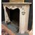CHM884 - Camino in marmo di Carrara, con conchiglia centrale, epoca '800, misure cm L 130 x H 103 x P 39