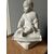 Scultura di un bambinon seduto, marmo bianco
