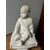 Scultura di un bambinon seduto, marmo bianco