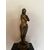 Scultura di una donna in bronzo