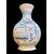 Bottiglia in maiolica a sfondo berettino con decoro a motivi vegetali e geometrici stilizzati.Faenza.