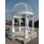 Gazebo con statue in ghisa