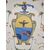 Grande piatto da parata in maiolica decorata a grottesche, con stemma nobiliare – Italia centra