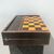 Scatola - scacchiera in legno di mogano e betulla con gioco backgammon all’interno.