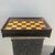 Scatola - scacchiera in legno di mogano e betulla con gioco backgammon all’interno.