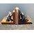 Coppia di fermalibri in metallo e legno raffiguranti cane e gatto.