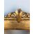 Cornice in legno intagliato e foglia oro con incisioni a motivi vegetali e geometrici e scudo rocaille superiore.