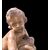 Scultura in terracotta raffigurante bimbo che versa liquido da un vaso.