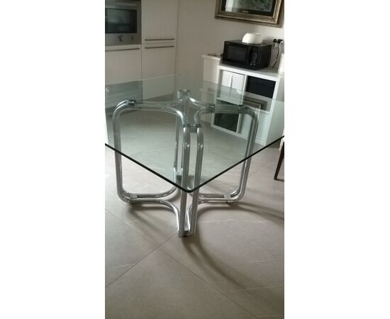 tavolo quadrato anni 70 in acciaio e cristallo