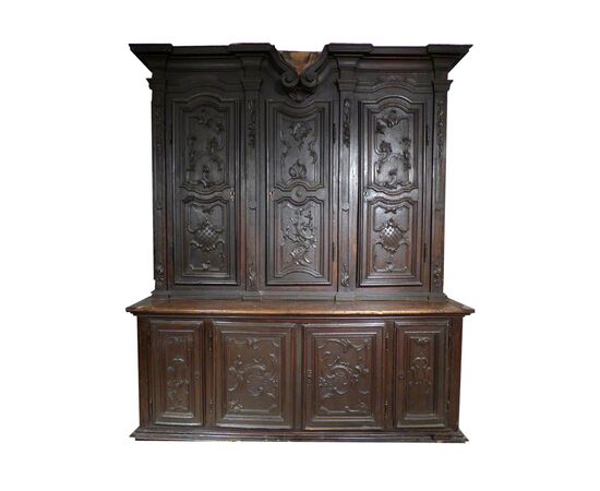 Sideboard in carved walnut, Piedmont, 17th century     