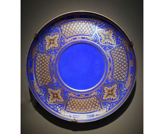 Grande piatto da parata in porcellana decorata, Francia, prima metà del XIX secolo